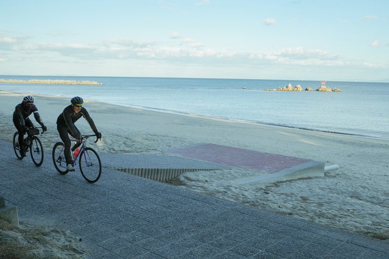 杵築市奈多狩宿海岸を走るサイクリスト