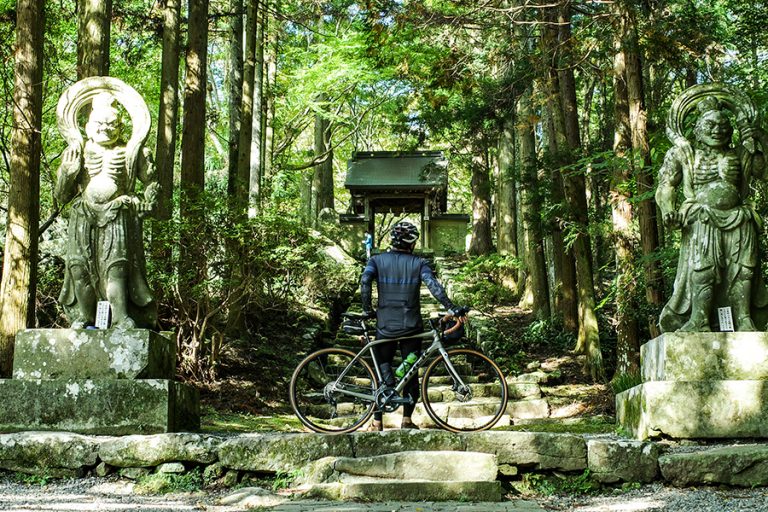 国東市両子寺の山門を望む男性サイクリスト