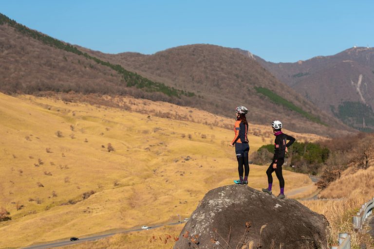 由布岳展望台の岩の上に立つカップル